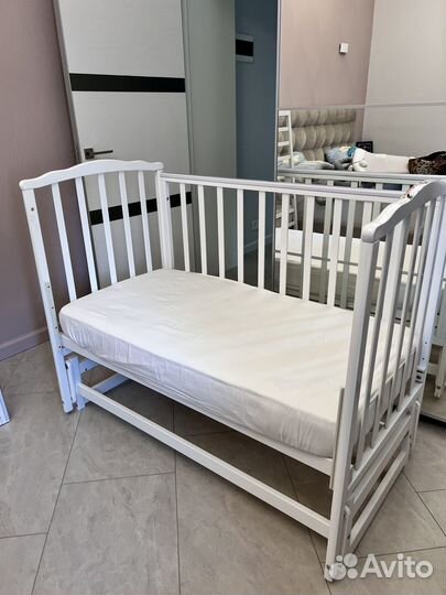 Детская кроватка с продольным маятником