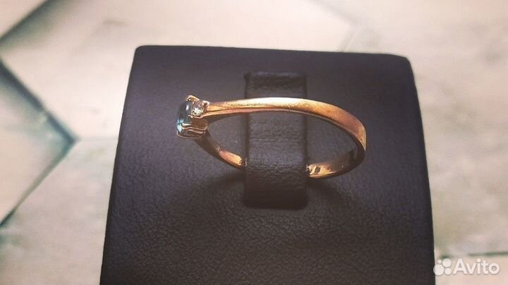 Золотое кольцо 585 пробы массой 1.33 грамма (р 15