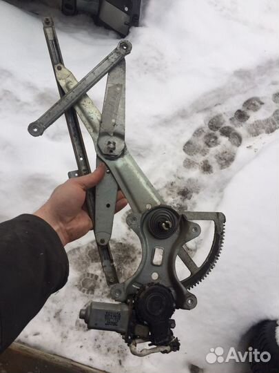 Стеклопод емник на toyota land cruiser 100