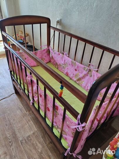 Детская кроватка с маятником,матрасом и бортиками