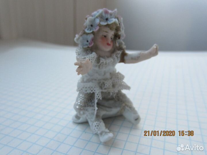 Маленькая куколка фарфор винтаж