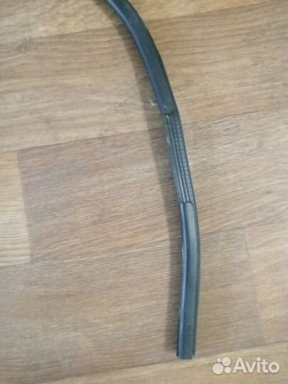 Уплотнитель стекла двери передний левый Volkswagen