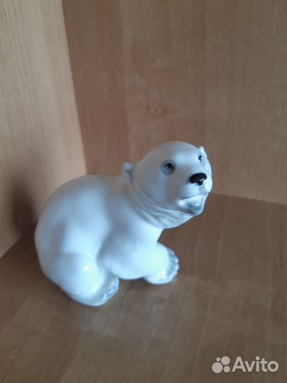 Фарфоровый белый медведь