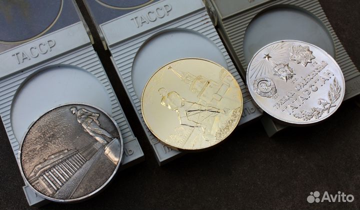 Три памятные медали Тасср