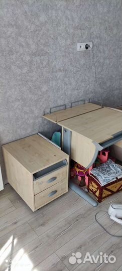 Детская растущая парта с тумбой и полкой