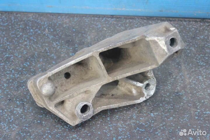 Кронштейн опоры двигателя Volkswagen Golf (Фольксв