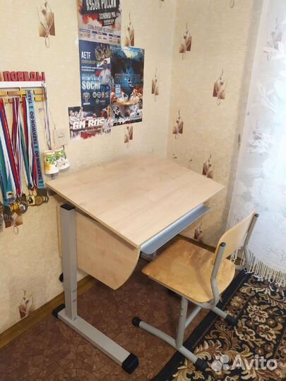 Письменный стол и стул для школьника