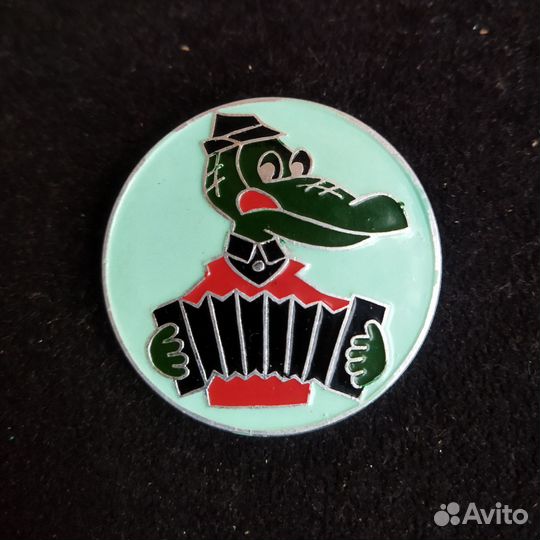 Крокодил Гена. Тёмно-зелёная челюсть. Красный рот