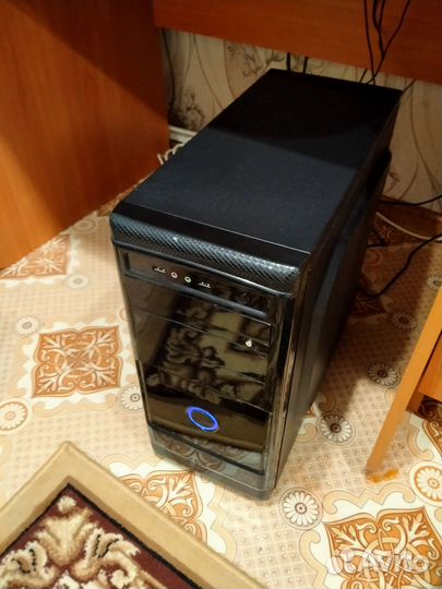 Настольный компьютер с монитором и колонками