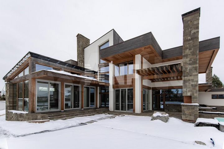 Дом 880 м² на участке 27 сот.