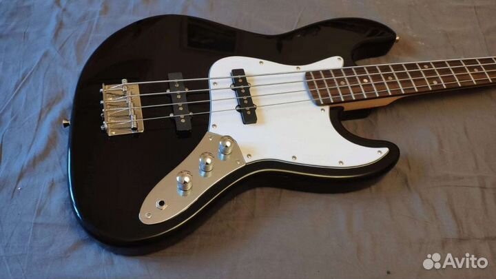 Бас-гитара в стиле JazzBass