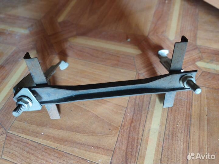 Крепление аккумулятора