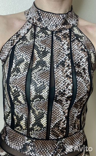 Вечернее бандажное платье из экокожи под змею