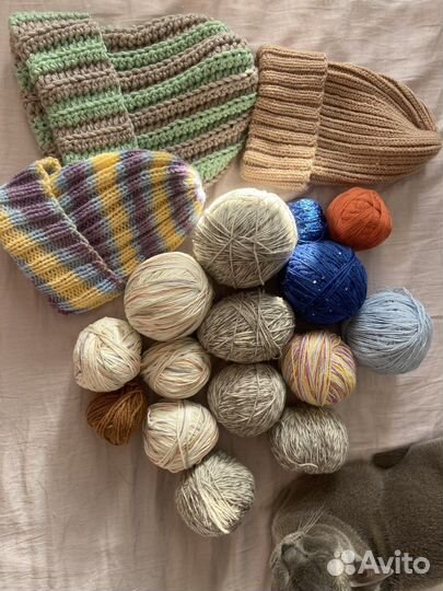 Пряжа и шапки на роспуск
