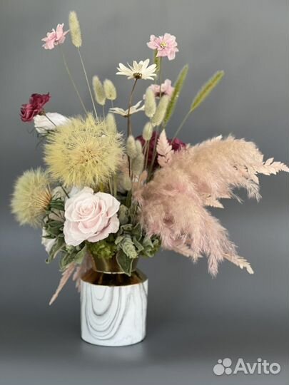 Букет из сухоцветов и стабилизированных цветов