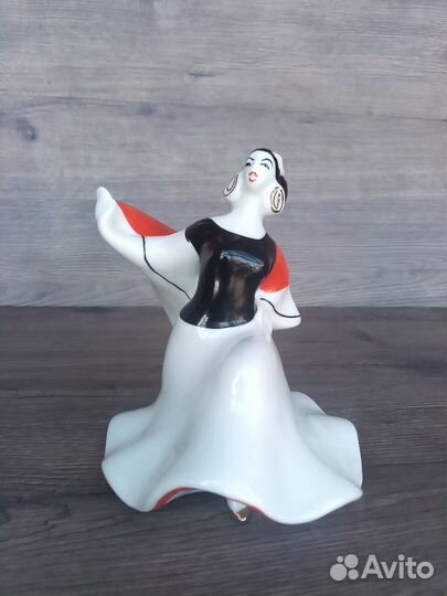 Фарфоровая статуэтка 