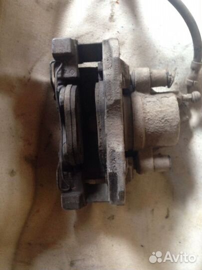 Суппорт тормозной передний левый Ford Focus 2