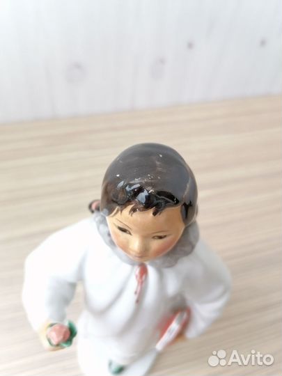 Статуэтка Якутка с цветком и книгой