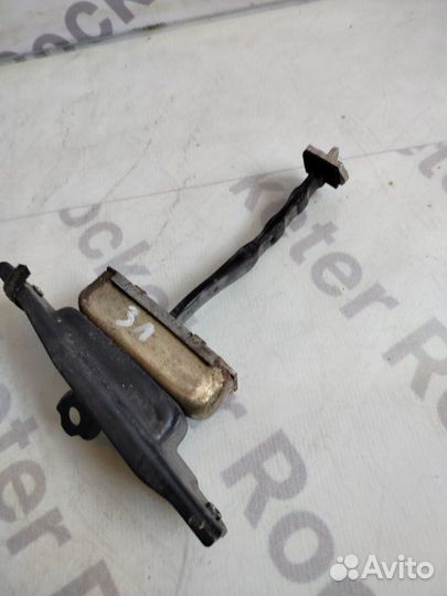 Ограничитель двери задний левый Nissan Fuga 2006