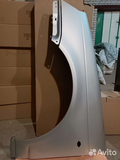 Крыло priora переднее левое серебристый (снежка)