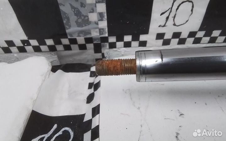 Амортизатор передней подвески правый Nissan Juke