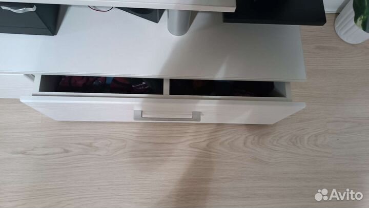 Тумба под телевизор белая