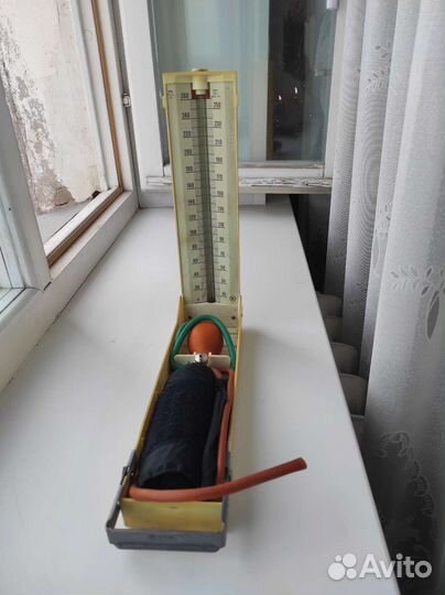 Тонометр механический в контейнере