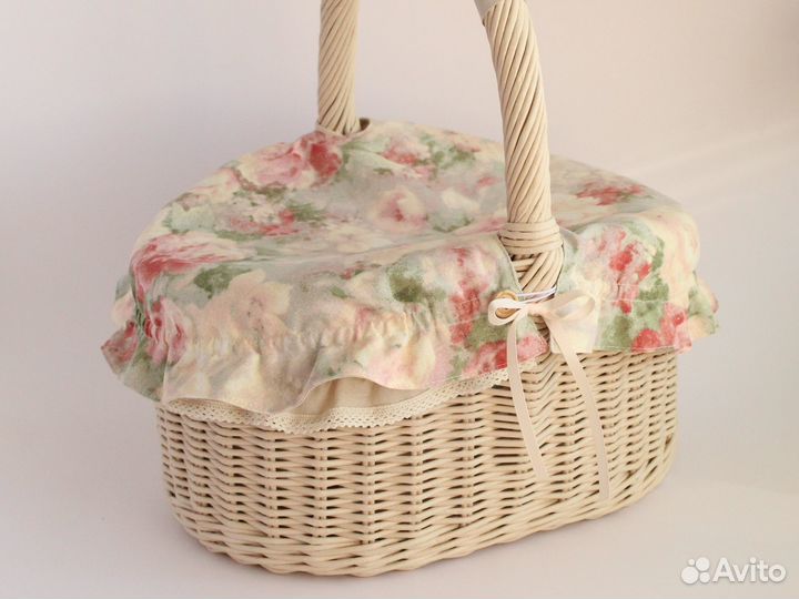 Пасхальная плетёная корзина. Акварельная роза