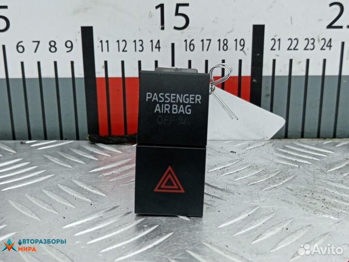 Кнопка аварийной сигнализации Skoda Rapid 2015