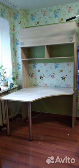 Рабочий стол угловой с настольной полкой