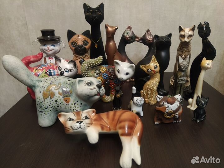 Коллекция статуэток котов