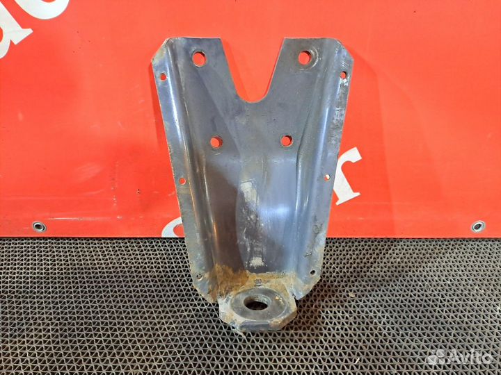 Кронштейн амортизатора переднего