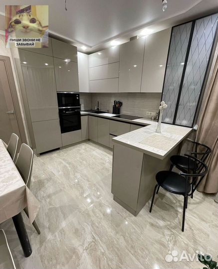 Прямая в потолок кухня на заказ