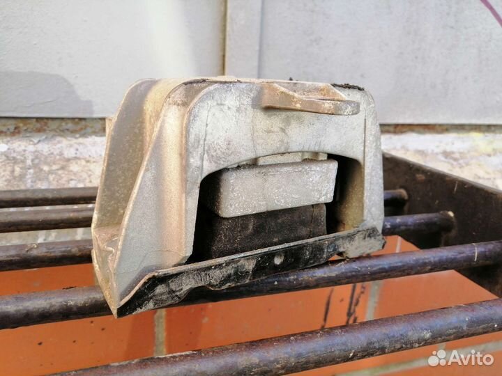 Опора двигателя правая Volkswagen