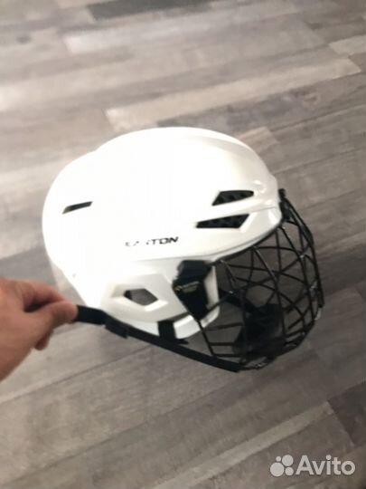 Хоккейный шлем