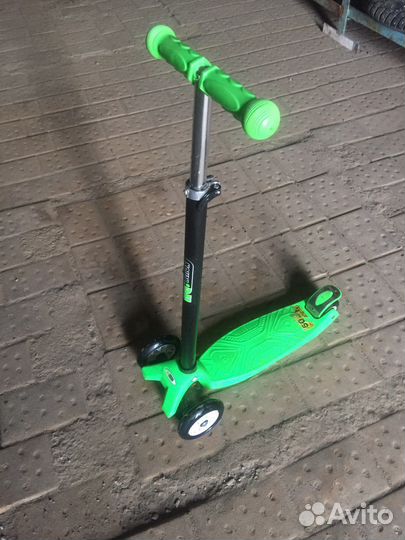 Самокат трехколесный