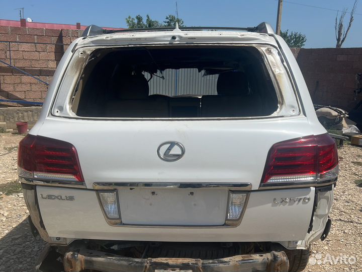 Lexus Lx570 фонарь крышки багажника
