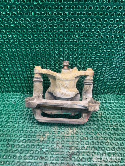 Суппорт тормозной задний левый Toyota Mark 2