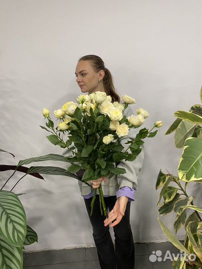 Букет из пионовидных кустовых лимонных роз