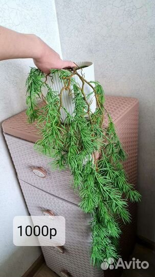 Искусственные цветы, свисающая зелень