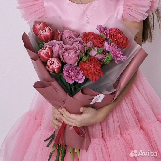 Небольшой букет с тюльпанами и розами