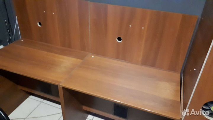 Компьютерный стол с внутренним расположением систе