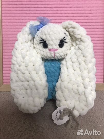 Вязаные зайки ручной работы