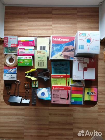 Зажим для бумаг, скрепки, скобы, закладки