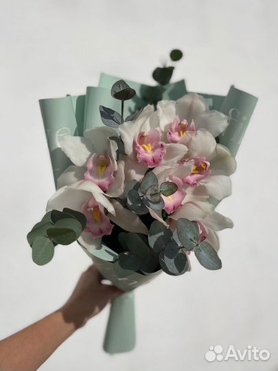 Орхидея цимбидиум в букете