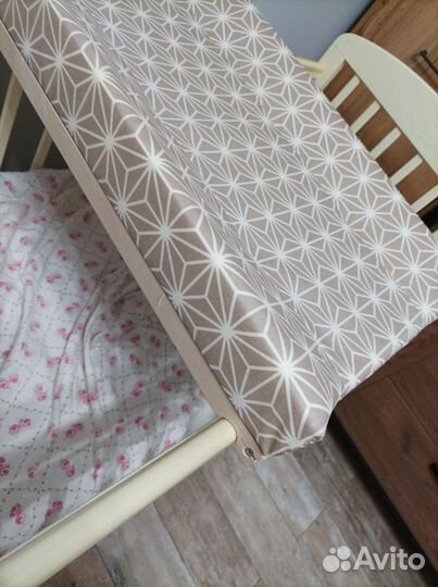 Пеленальная доска на кроватку