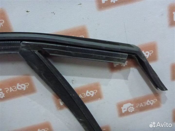 Уплотнительная резинка стекла передняя левая Ford