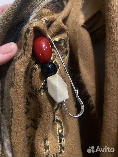 Шарф с брошью