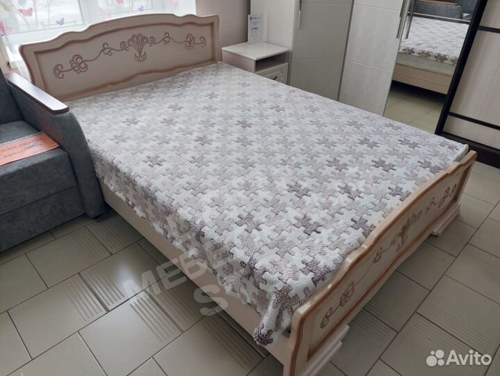Кровать массив