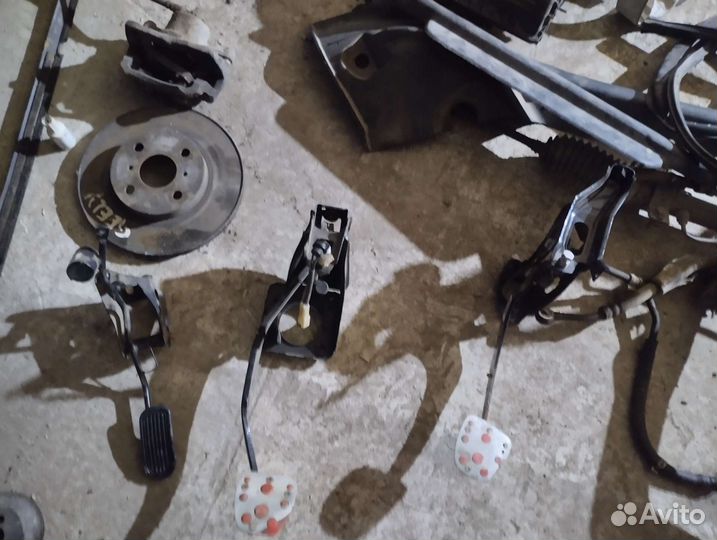 Педали на Джили мк кросс